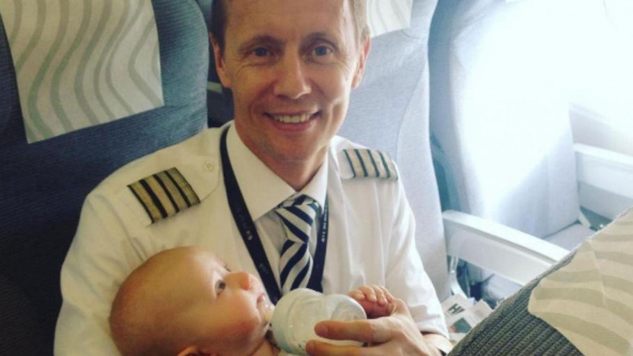 Tom Nyström tog opgaven på sig med at passe en passagers baby, da hun i forvejen havde tre drenge at se til. Foto: Ami Niemelä, Instagram