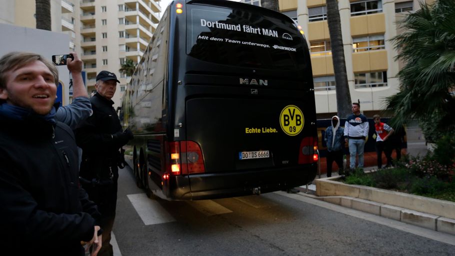 Dortmunds spillere var endnu engang indblandet i et busdrama. Onsdag aften blev de tilbageholdt af politiet i Monaco blot en uge efter angrebet på deres spillerbus i Tyskland. Foto: AP/Claude Paris.