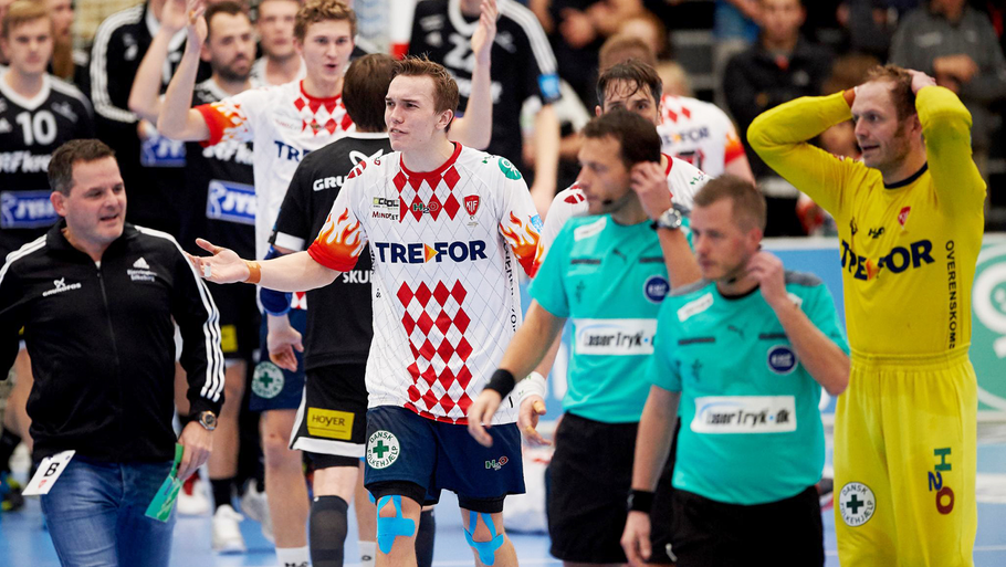 Kasper Hvidt og Lasse Andersson tog sig til hovedet, da KIF Kolding mislykkede slutspil. Foto: Claus Bonnerup