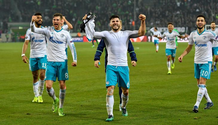 Leon Goretzka længst til venstre jubler over sejr i Europa League med Schalke sidste forår. Foto: AP