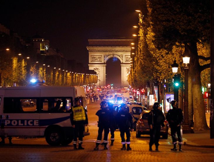 Skyderiet fandt sted på den kendte boulevard Champs-Élysées. Foto: AP