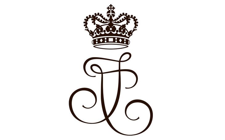 Isabellas monogram er designet af grafisk designer Charlotte Søeborg Ohlsen, der til den vigtige opgave har fået kunstnerisk bistand fra lektor Steen Ejlers. Som med øvrige kongelige monogrammer er Christian V's kongekrone placeret over navnetrækket.
