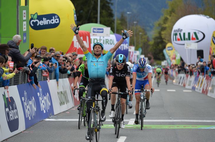 Dette blev sidste gang, Michele Scarponi kunne juble over en sejr i et cykelløb. Lørdag er han omkommet på tragisk vis i en træningsulykke. Foto: All Over Press