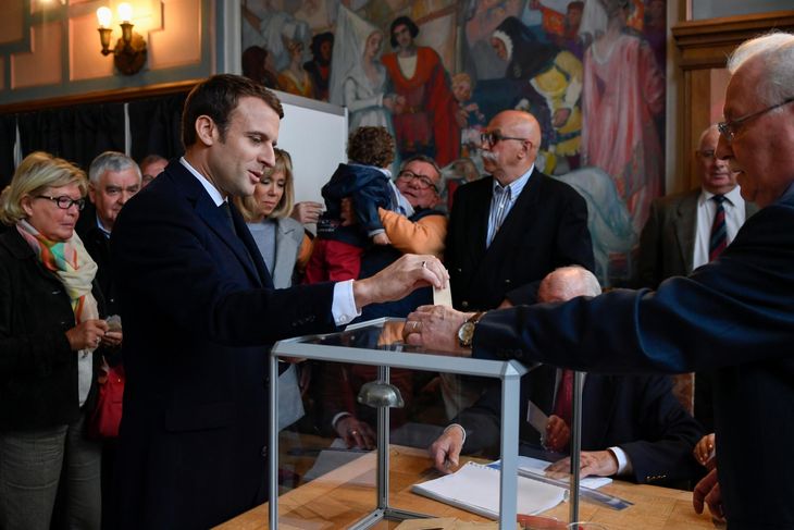 Emmanuel Macron afgiver her sin stemme i Le Touquet i det nordlige Frankrig. Foto: AP