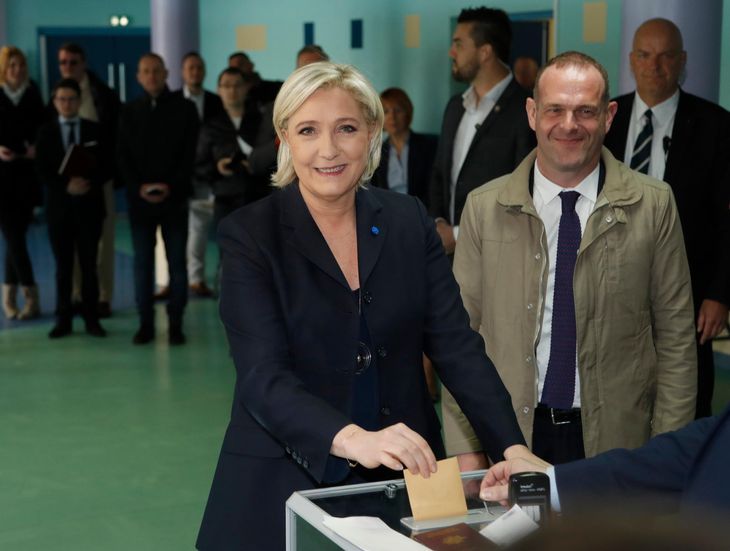 Marine Le Pen sætter her sin stemme ved valget. Foto: AP