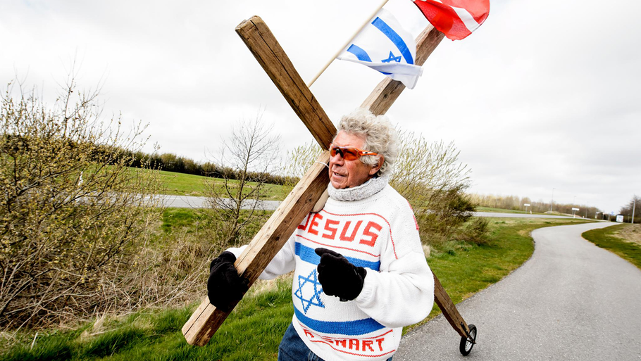 Med kristuskorset på nakken er Moses Hansen efter 10 års pause  frisk på et nyt korstog. Denne gang mod islamisterne: - Deres budskaber fylder alt for meget. (Foto: René Schütze)