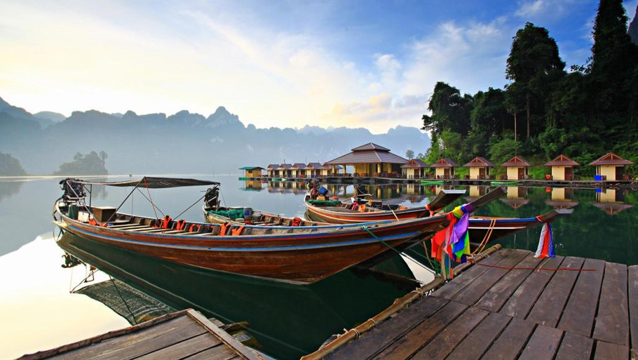 Det er muligt at bo på Chao Laem-søen i Khao Sok-nationalparken. Foto: Getty images