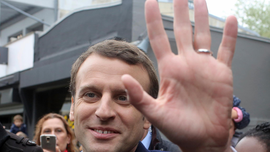 Macron er først for nylig gået ind i politik, og modsat de andre kandidater tilhører han ikke en af fløjene. Foto: AP