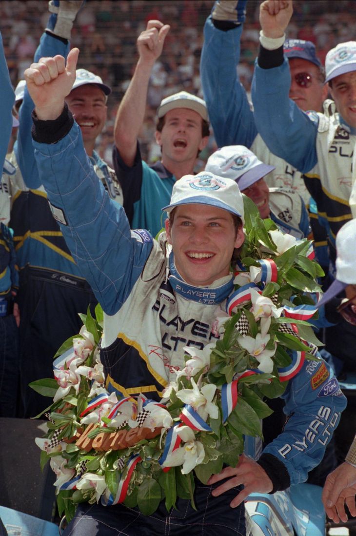 Villeneuve fejrer Indy 500-sejren i 1995. Foto: AP