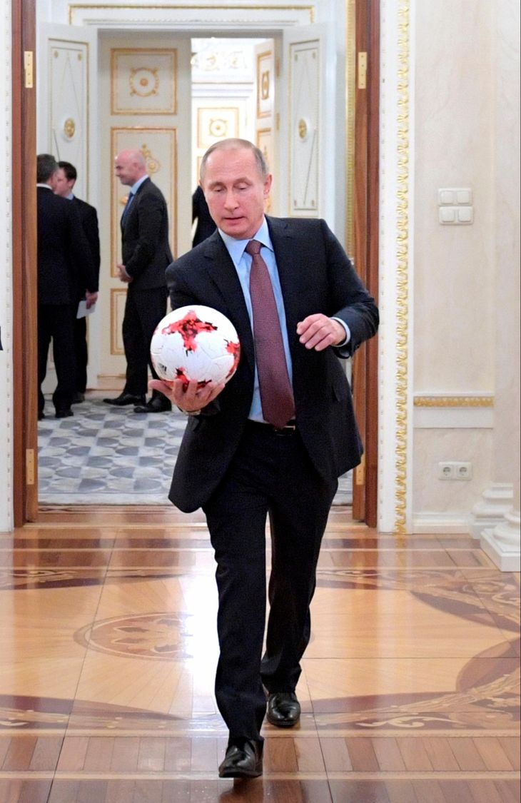 Putin går selv. Foto. AP