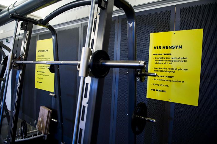 I stedet for tunge vægte er der nu en maskine til vægtløftning, hvilket ikke dur for Joachim B. Olsen. Foto: Stine Tidsvilde.