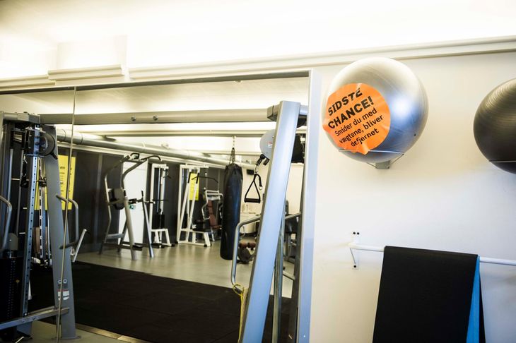 Det runde skilt hang tidligere på spejle og på gulvet i Christiansborgs træningsrum. Nu er det klistret på en bold. Foto: Stine Tidsvilde.