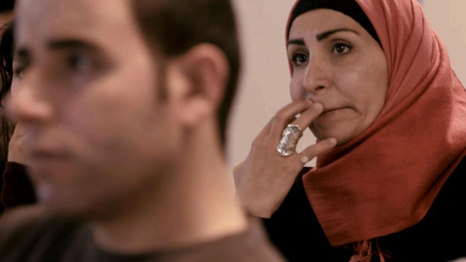51-årige Thanaa fra Syrien vil gerne have et arbejde, og gør som en af de eneste en indsats for at blive ansat efter virksomhedspraktikken. I TV2's dokumentar 'Er det sådan, man bliver dansk', der blev sendt torsdag aften, ser man, at der er problemer med mange af flygtningene. Foto: TV 2