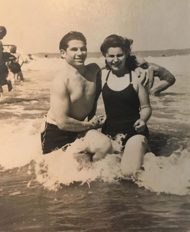 Ude og bade en varm dag i 1940'erne. Foto: Leo Vatkin