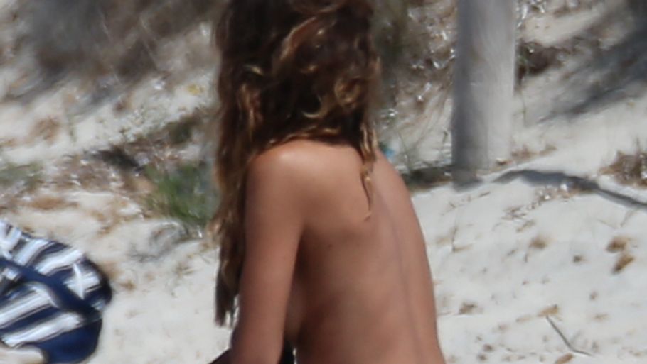 Misse havde tilsyneladende ingen betænkeligheder ved at smide toppen på den offentlige strand, når hun skulle skifte tøj. Foto: All Over