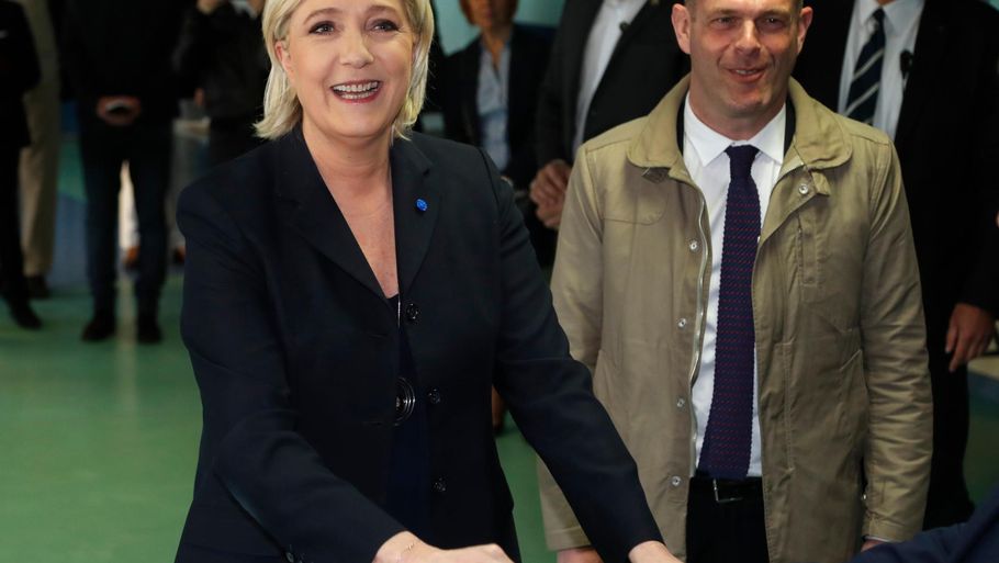 Le Pen da hun afgav sin stemme forrige søndag. Foto: AP