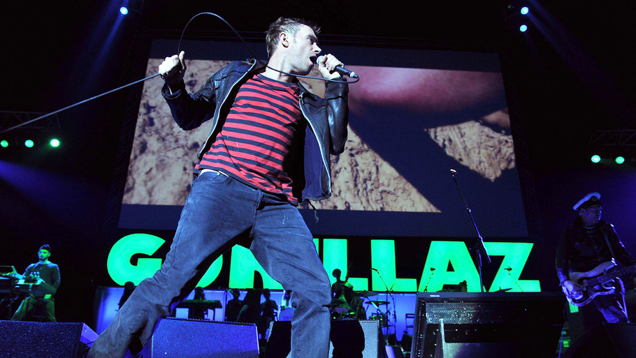 Alsidige Damon Albarn i front for Gorillaz i London i 2010 - tegneseriebandet starter turné i juni. Foto: AP