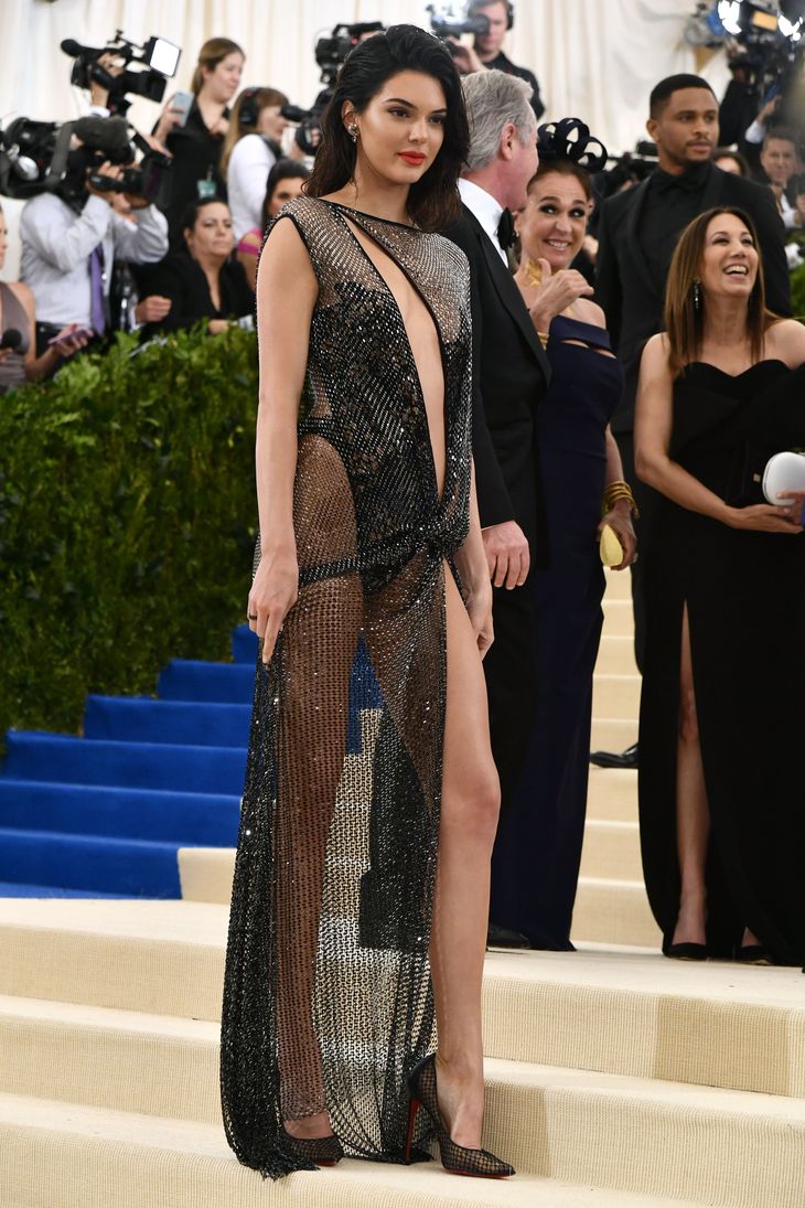 Med nål, tråd og krystaller kan man komme langt. Det beviste model og reality-stjernen Kendall Jenner med sin afslørende kjole. Foto: All Over Press