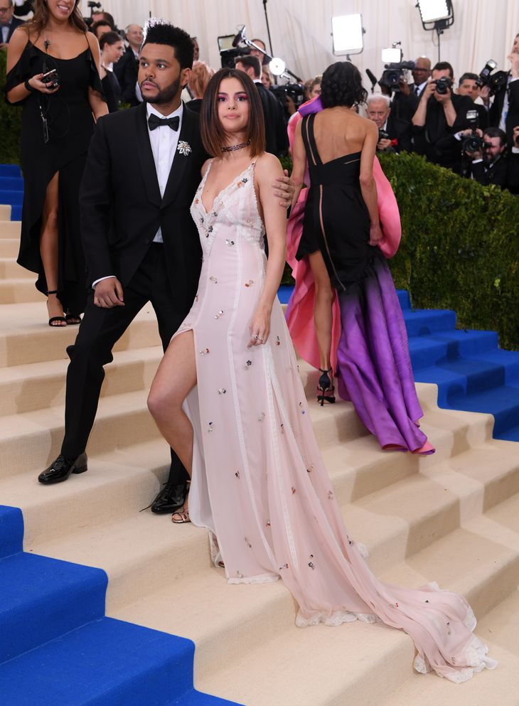Selena Gomez og musikeren The Weeknd mødte op sammen til The Met Gala 2017. Foto: All Over Press