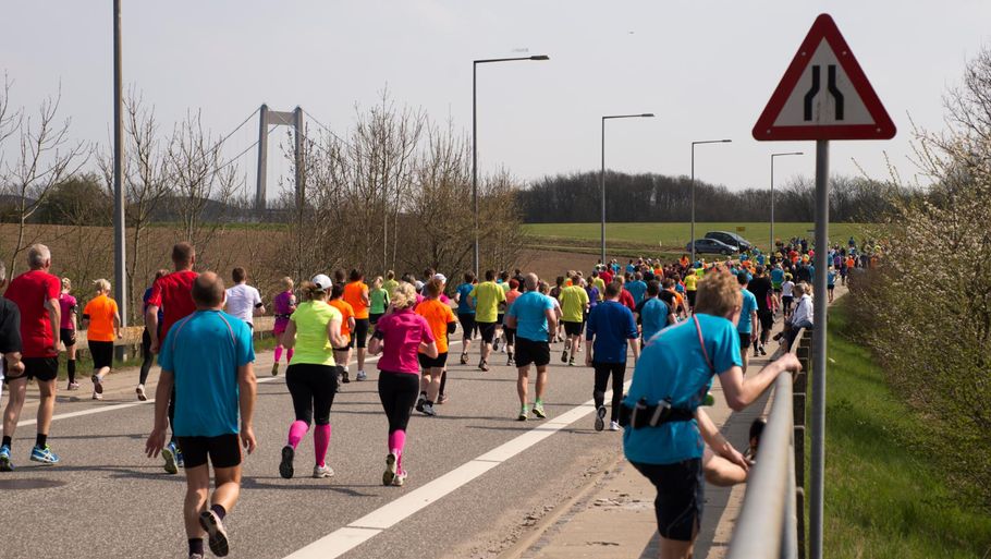 I år skal løberne krydse den nye Lillebæltsbro to gange i forbindelse med Lillebælt Halvmarathon, og det skaber forsinkelse for bilisterne. Foto: Colourbox