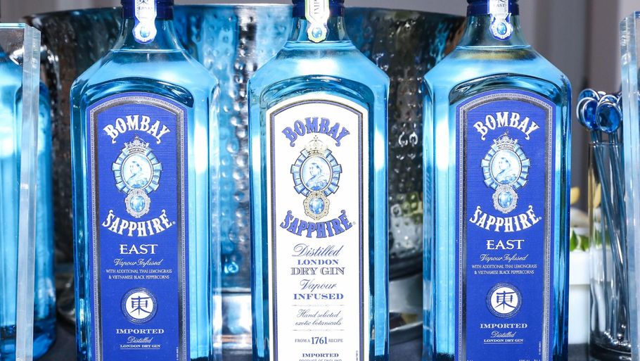 Flere tusinde flaske gin af mærket Bombay Sapphire røg ud på markedet med en svimlende alkoholprocent på 77. (Foto: All Over Press)