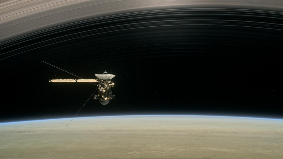 Cassini kan efter 20 år i rummet snart ikke rejse mere, og derfor satser forskerne alt for at få det sidste ud af missionen. Foto: Nasa via AP