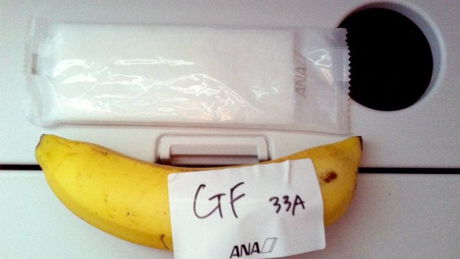 Her er det 'måltid' en 32-årig brite fik serveret, da han bestilte gluten-fri mad ombord på et fly. Foto: Martin Pavelka