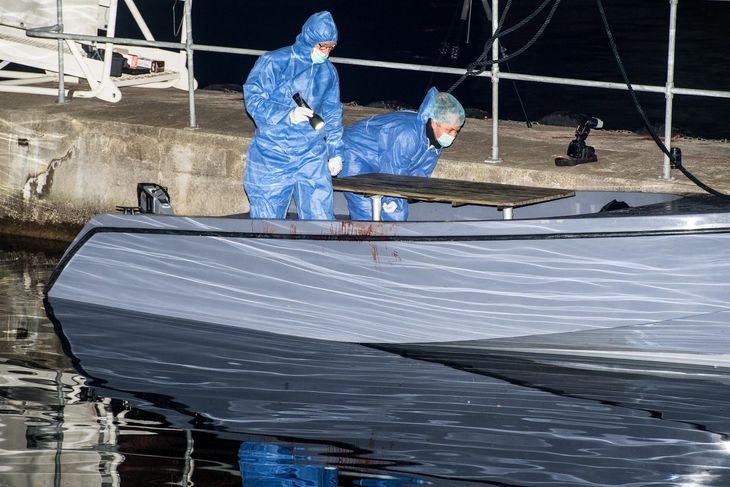 Kriminalteknikere undersøger båden. Foto: Kenneth Meyer
