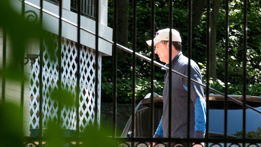 James Comey er fotograferet foran sit hjem i Virginia. Han blev fyret i sidste uge, men nu er oplysninger om et notat dukket op. (Foto: AP)