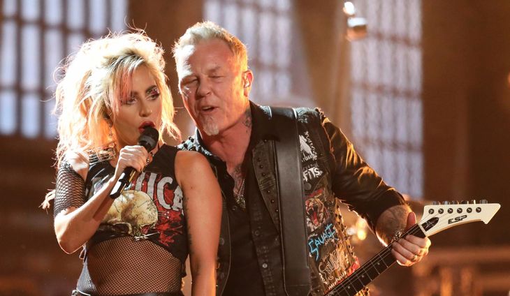 Lady Gaga og James Hetfield - sangerne måtte deles om popstjernens mikrofron. Foto: AP