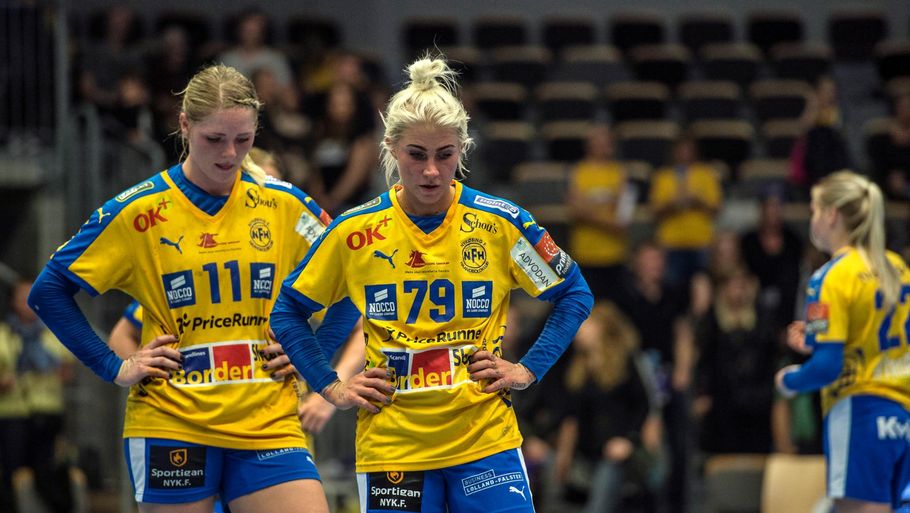 Mulle (til højre) og landsholdsspilleren Sarah Iversen hænger med mulerne efter nederlaget i den førse DM-finalekamp. Foto: Per Rasmussen