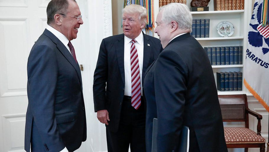 Donald Trump havde inviteret Ruslands udenrigsminister Sergey Lavrov (tv) og den russiske ambassadør Sergei Kislyak til Det Hvide Hus. (Foto: Russian Foreign Ministry Photo via AP)