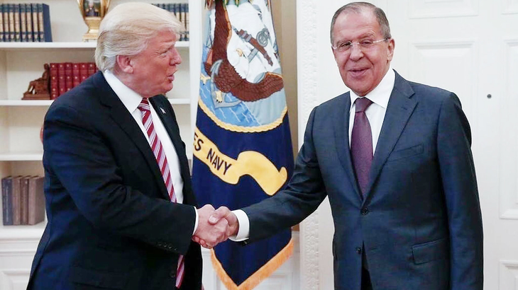 Donald Trump byder den russiske udenrigsminister Sergey Lavrov velkommen til Det Ovale Kontor. (Foto: AP)