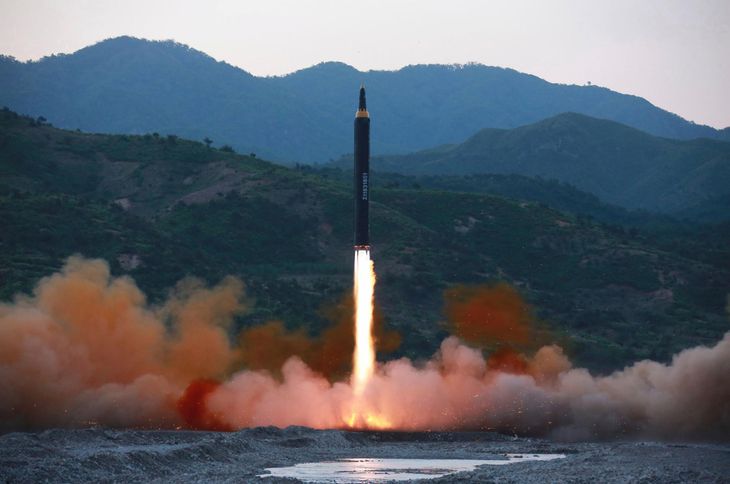 Billede fra den seneste test af det ballistiske missil 'Hwasong-12.' Det vides ikke, hvor i Nordkorea billedet stammer fra. (Foto: AP)