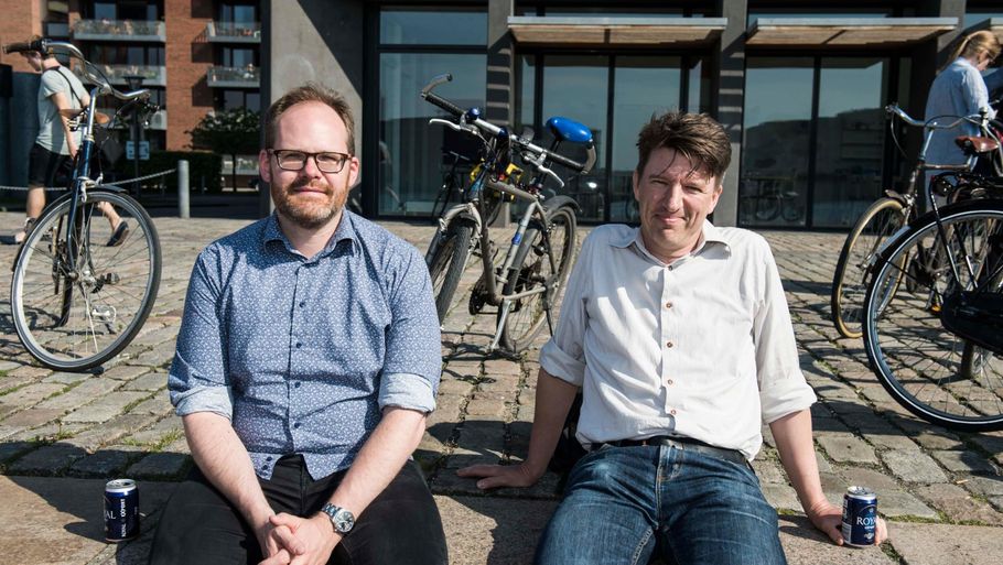 David Nørgaard (Th.) og Morten Holck (tv.) er netop sluppet ud af kontoret, da Ekstra Bladet fanger dem. De er glade for, at Facebook og Instagram ikke fandtes, da de var unge. Foto: Stine Tidsvilde.
