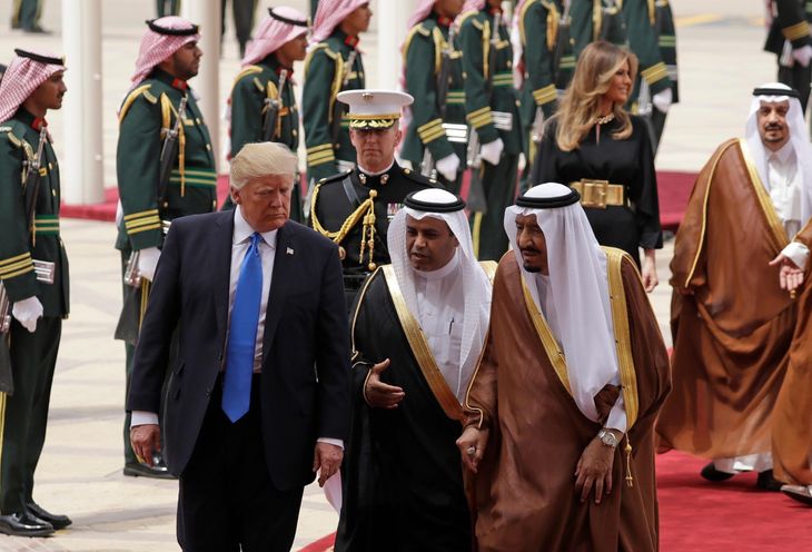 Donald Trump og Melania Trump ankom lørdag i den royale terminal i  King Khalid International Airport. Foto: AP