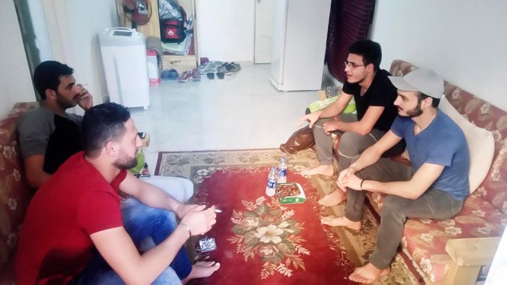 Fra venstre mod højre: 28-årige Kinan Nabil, 23-årige Tarek Gamal, 19-årige Ramez Sawan og 24-årige Omar El Khateb. Alle drengene er flygtet fra borgerkrigen i Syrien og drømmer om at blive færdiguddannet, så de kan arbejde og tjene penge til dem selv og deres nødlidende familier, som stadig kæmper for livet i det kriseramte hjemland. Men livet som flygtning er ikke nemt i Egypten, hvor økonomien er skrantende, arbejdstilladelser svære at få, og hvor FN's flygtningehøjkommisariat UNHCR ikke har midler til at hjælpe mere end en brøkdel af de trængende. Derfor har de alle prøvet at flygte over havet til Europa, og de vil blive ved med at prøve med livet som indsats. Foto: Mohamed al-Kashef