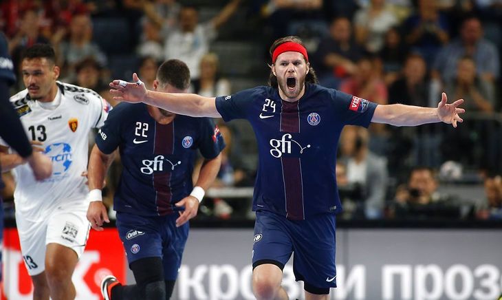 Mikkel Hansen jubler efter en scoring for Paris Handball under Final 4 i Köln i starten af juni. Foto: AP