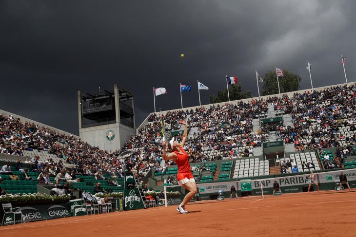 De mørke skyer kom ind over anlægget under Wozniackis kamp mod Ostapenko, som letten vandt. Foto: AP