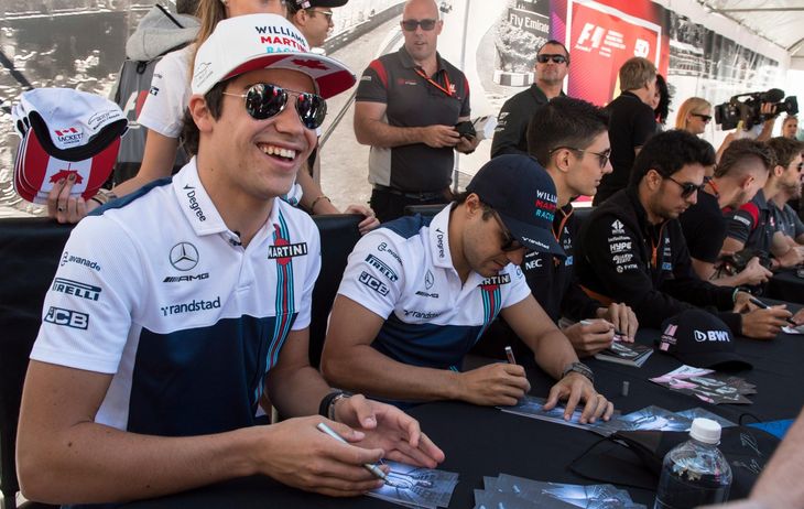 Lance Stroll (tv.) og Felipe Massa skriver autografer. Foto: AP