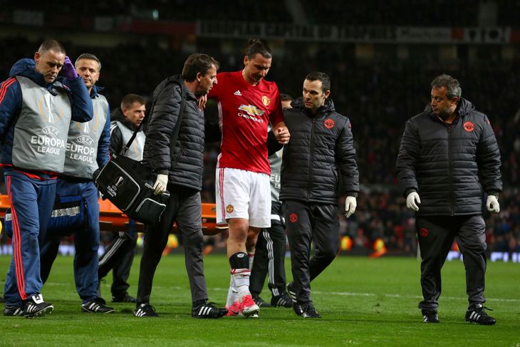 Her bliver Zlatan hjulpet ud fra banen til kampen mod Anderlecht, efter den skade der kostede ham pladsen i Manchester United. Foto: Dave Thompson/AP.