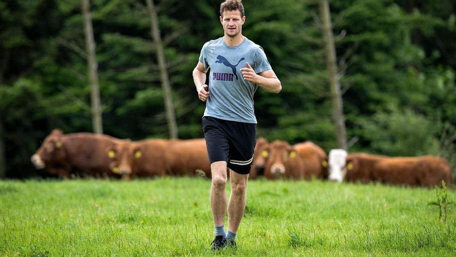 Mads Justesen løbetræner på markerne omkring sin gård i byen Hvilsom forud for den ny Superliga-sæson. Foto: Ernst van Norde