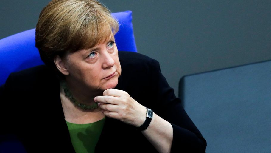 Nu holder ikke engang hendes egne med hende - den tyske kansler på sin plads i Forbundsdagen, det tyske parlament.