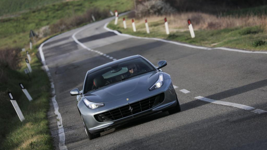 En test af Ferraris nyeste model, GTC4 Lusso T, er balsam for sjælen, især når køreturen foregår i det forårsramte Toscana. Foto: Ferrari