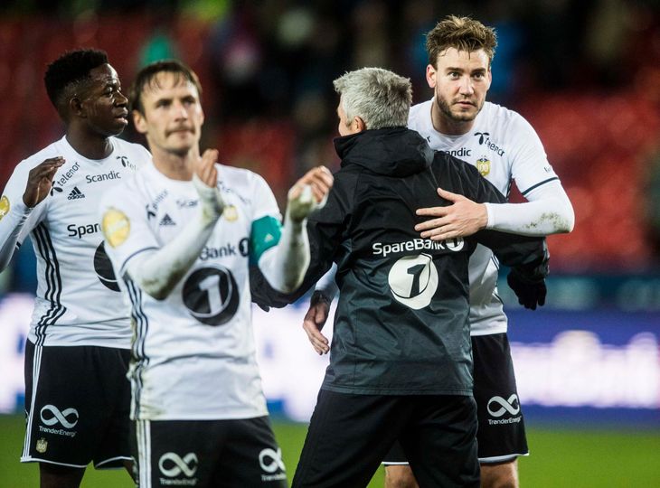 Nicklas Bendtner i sin debut for Rosenborg. Her i omfavnelse med Ingebrigtsen. Foto: Stine Tidsvilde. 