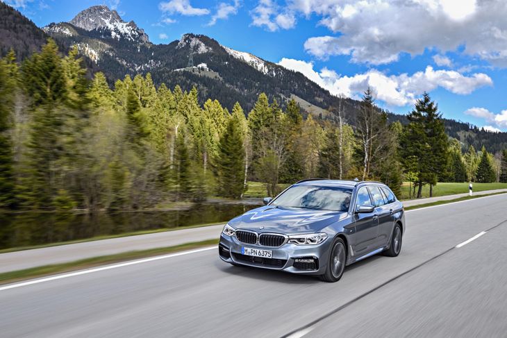 Ligesom sedanen, der allerede er lanceret, ligner den nye BMW 5-serie Touring sin forgænger. Men hele designet er strammet op. Foto: BMW