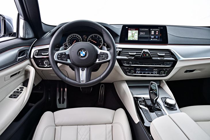 Interiøret er typisk BMW, altså velfungerende og med et godt overblik. Firmabilerne har navigation med ombord, mens den store skærm som her dog er ekstraudstyr. Foto: BMW