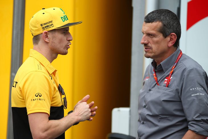 Günther Steiner i snak med Nico Hülkenberg. Renaults tysker udgik, efter han klippede sin egen front. Foto: Imago/ All Over Press
