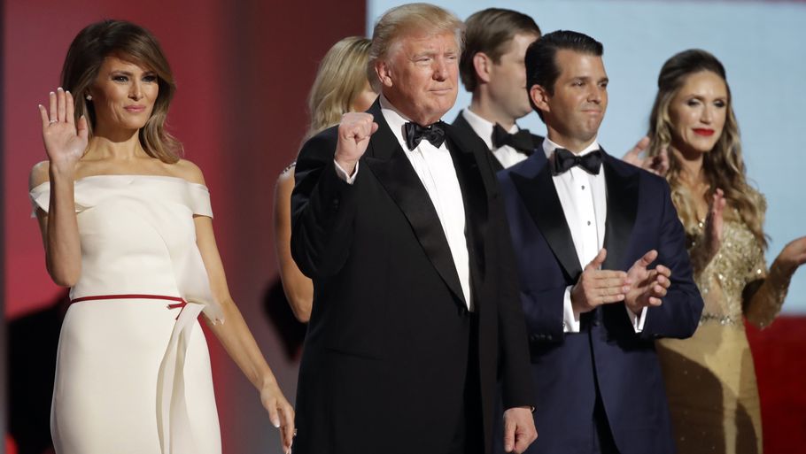 Donald Trump flankeret af hustruen Melania til venstre i billedet og den ældste søn, Donald Trump Junior, til højre. Foto: AP