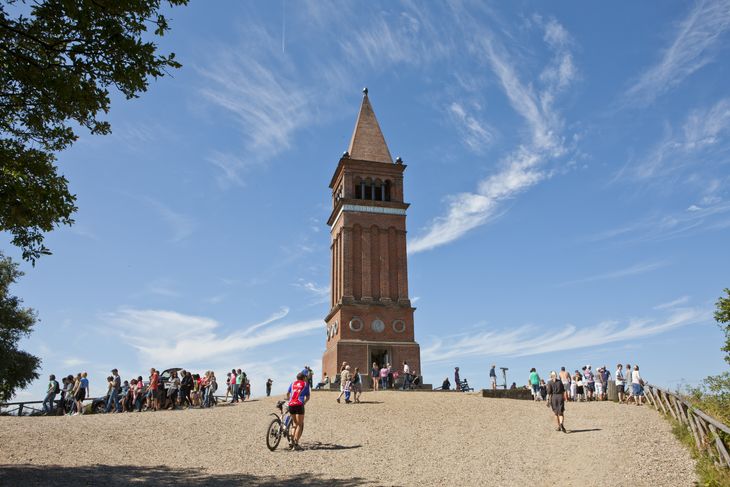 Himmelbjergtårnet blev indviet i 1875 til minde om Grundloven af 1849. Foto: Visit Silkeborg